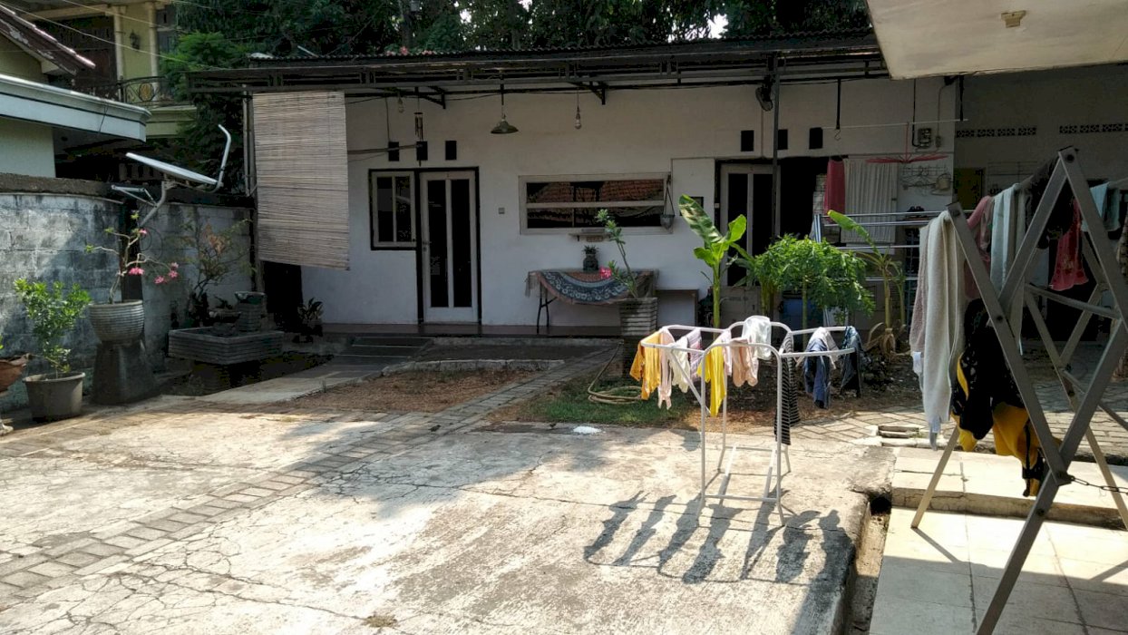 TANAH DAN PAVILIUN BESERTA TAMAN YANG LUAS