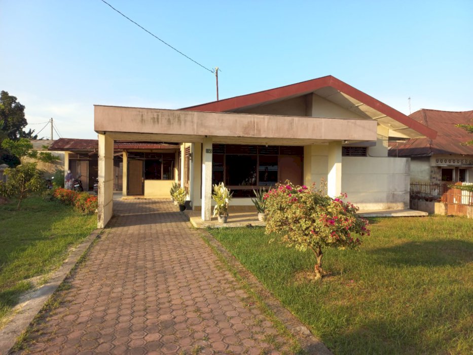 Rumah beserta tanah cocok buat perumahan atau pom bensin