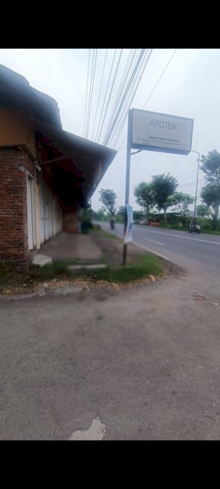 Jual rumah / tempat usaha  seberang  jalan raya