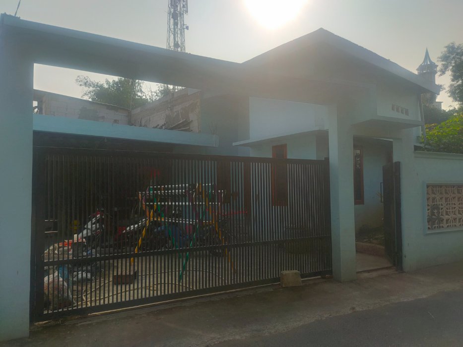 Rumah huni 2 kamar tidur luas tanah 216 m2 + ruko