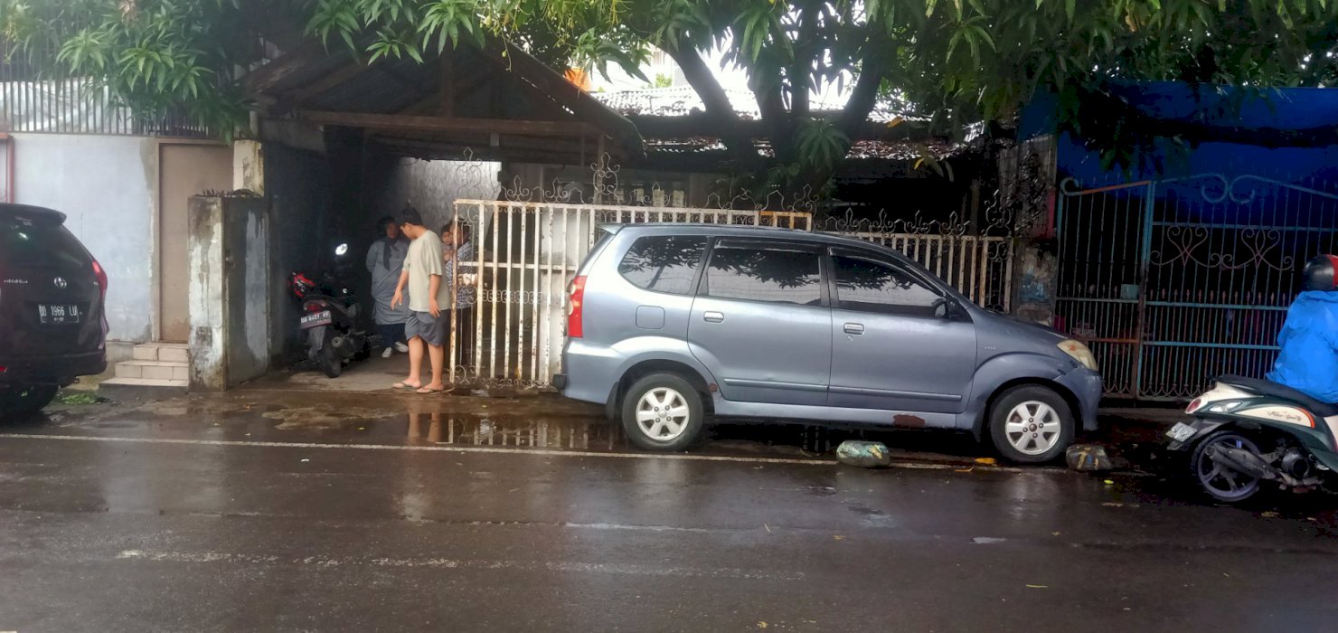 Dijual cepat rumah pinggir jalan poros