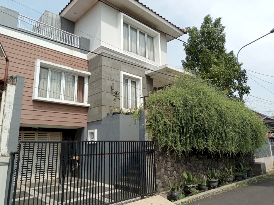 Di jual satu unit rumah modern di komplek guruminda cisaranten 2