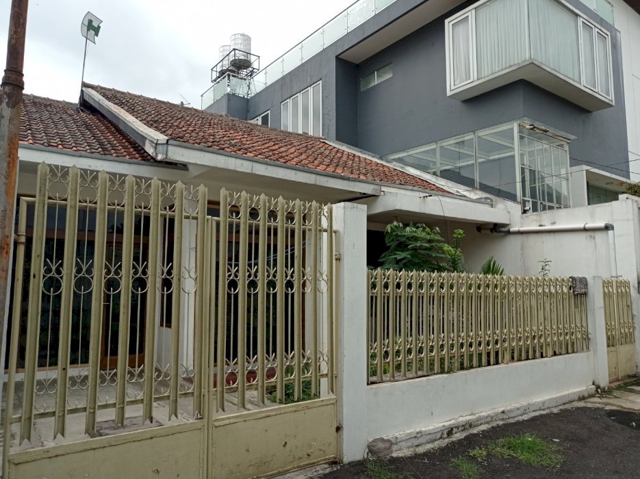 Di jual satu unit rumah terawat di jl.sulaksana ahmad yani bandung