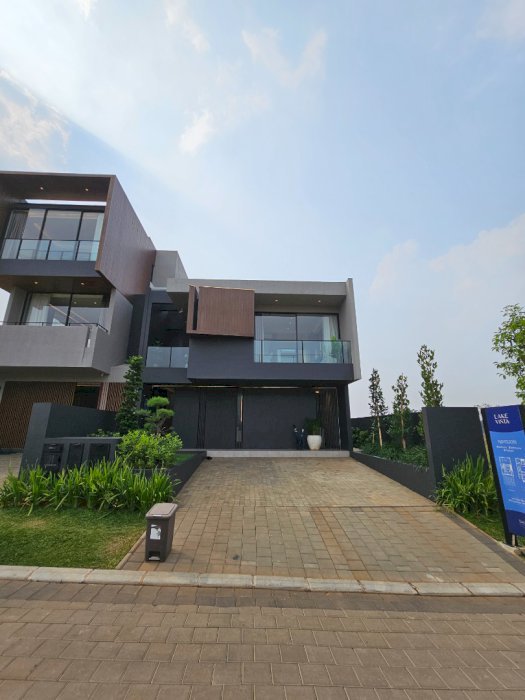 Rumah Modern Tropis, Di Kawasan Mandiri Baru Shila at Sawangan