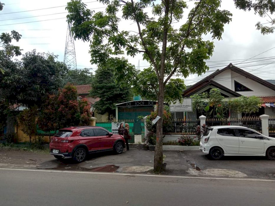 tanah dan rumah pinggir jalan besar