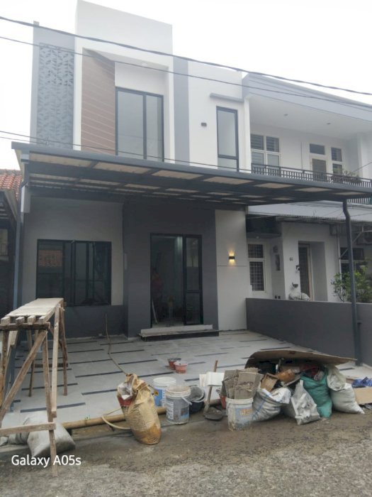 Rumah bangunan baru dua lantai.
