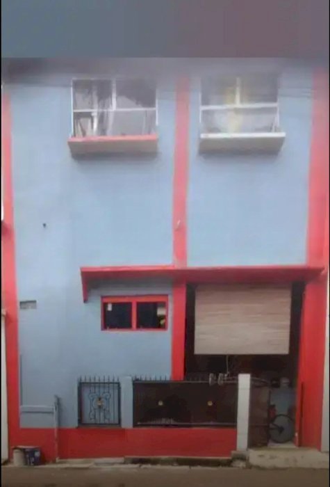 Jual rumah 2 lantai , daerah strategis