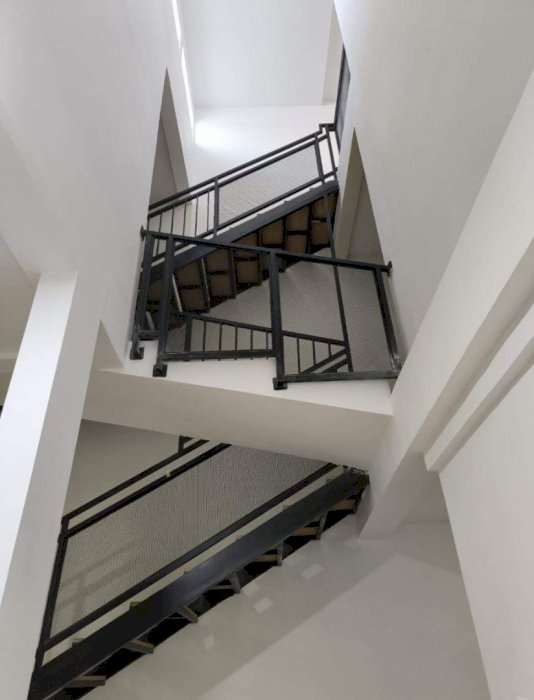 0821 - Dijual Rumah SHM Semolowaru 3 Lantai Lt 100 Lb 180 Kt 6 Km 4