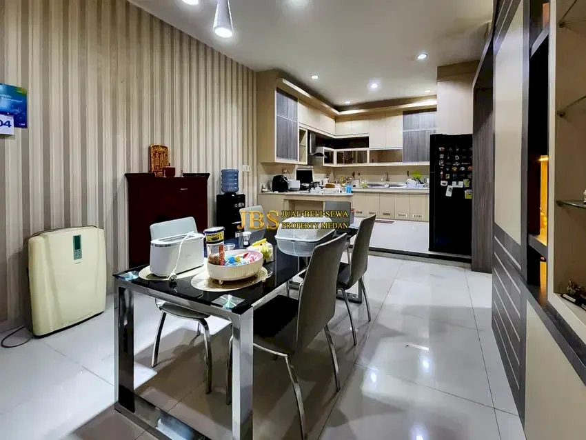 Dijual Villa 2,5 Tingkat Furnish di Komplek Cemara Asri Jalan Violet