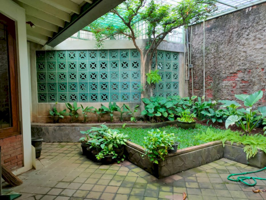 Dijual rumah dengan mewah dengan fasilitas menarik pinggir jalan