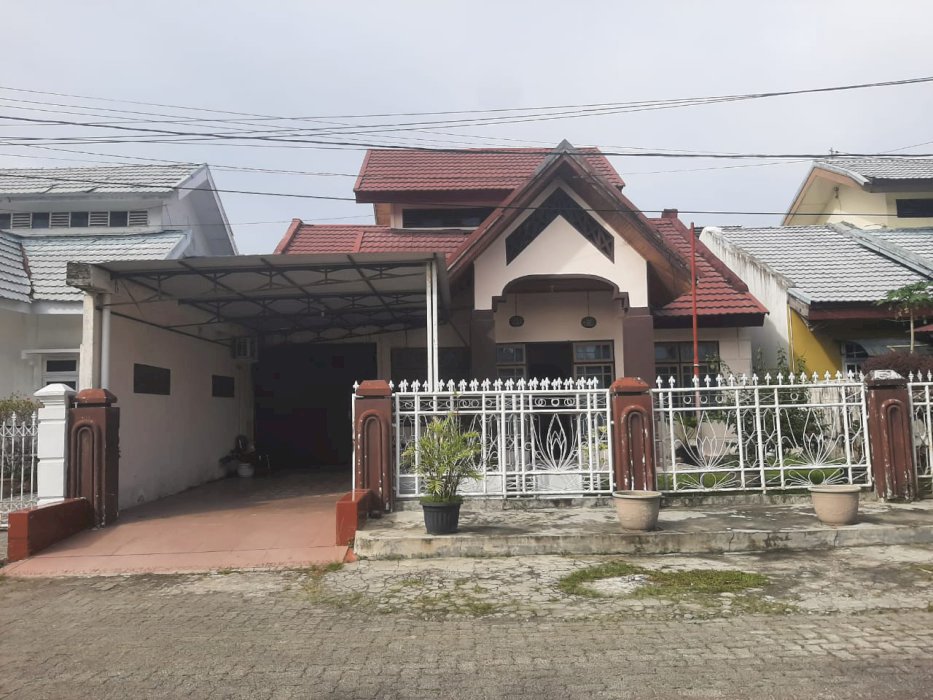 Dijual Rumah Beserta Furniture dan Mobil Pribadi Lokasi Strategis