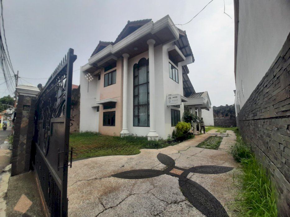 DIJUAL RUMAH MEWAH DEKAT TOLL MOCH TOHA DAN RS (harga di bawah NJOP)
