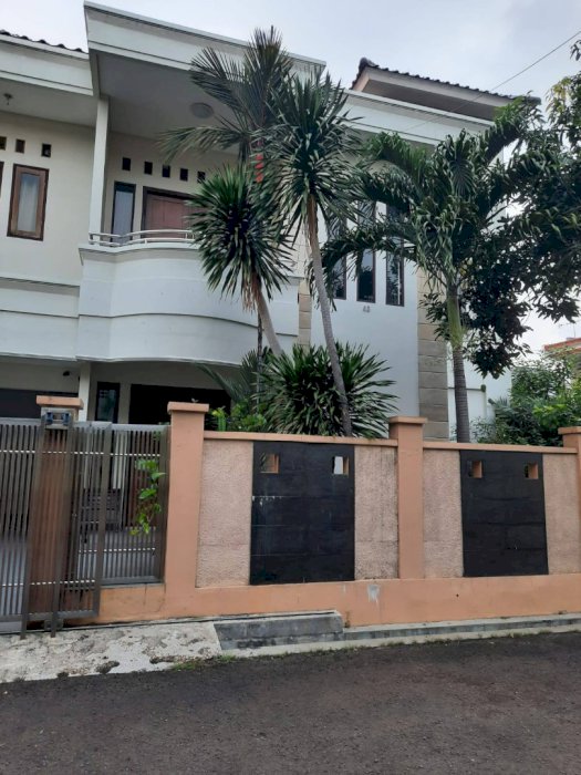 DIJUAL MURAH !  Rumah mewah di Area Komplek, strategis dan aman