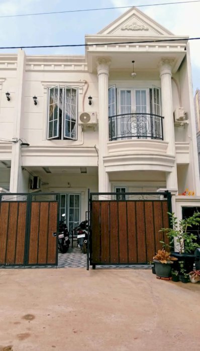 Di jual rumah 2 lantai siap huni lokasi strategis di kota Depok