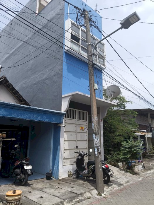 Di jual rumah murah 3 lantai di Surabaya Barat