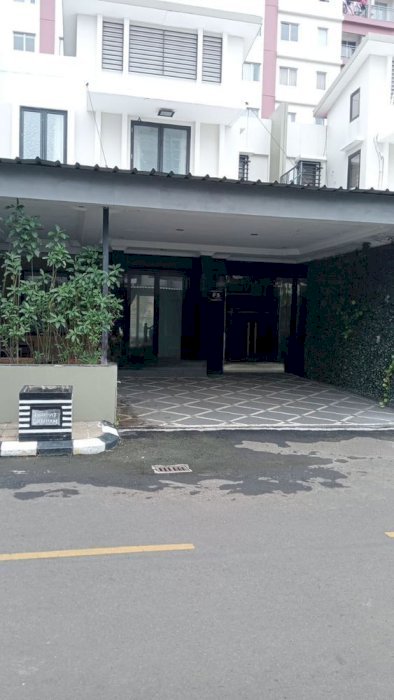 Dijual Apartemen Cosmo Park Thamrin CIty 3 BR Semi Furnished (0384)
