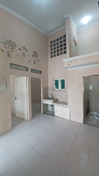 Dikontrakan rumah tinggal dengan halaman luas