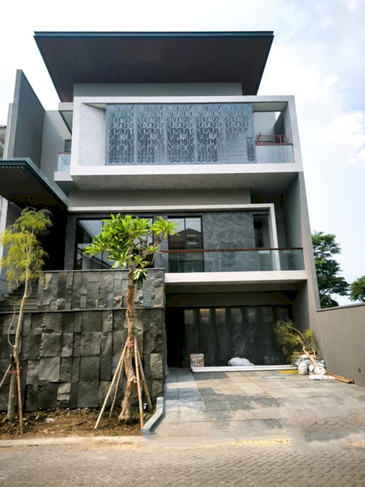 DIJUAL RUMAH BARU GRES HIGH SPEC 3 LANTAI SUPER LUX CITRALAND SURABAYA