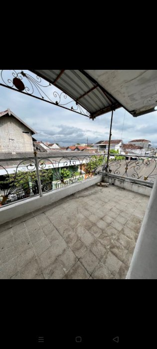 Di jual rumah 2lantai lokasi Kediri kota