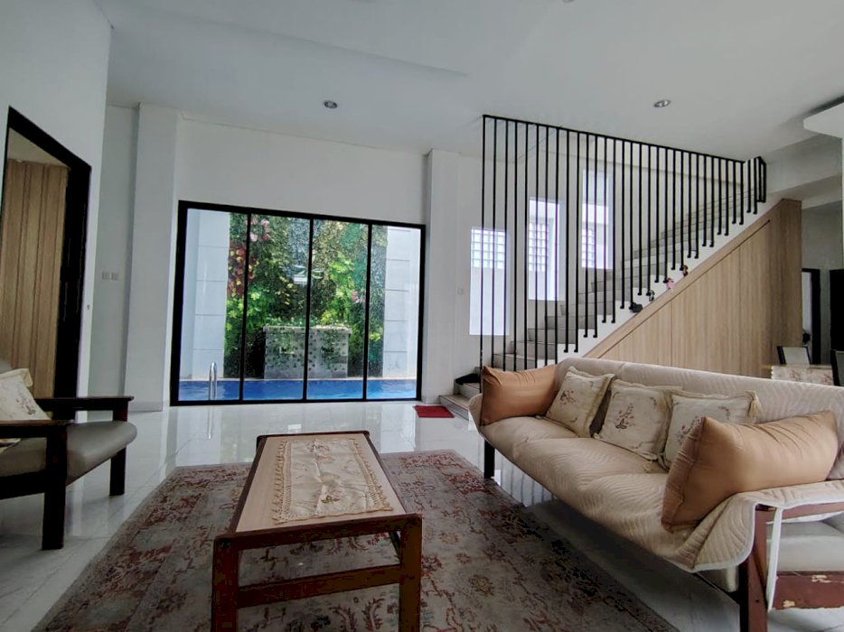 RUMAH 3,5 LANTAI BINTARO JAYA +ROOFTOP+INDOOR POOL+JACUZZI. SIAP HUNI