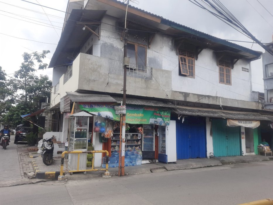 dijual rumah 2 lantai berikut kios 3