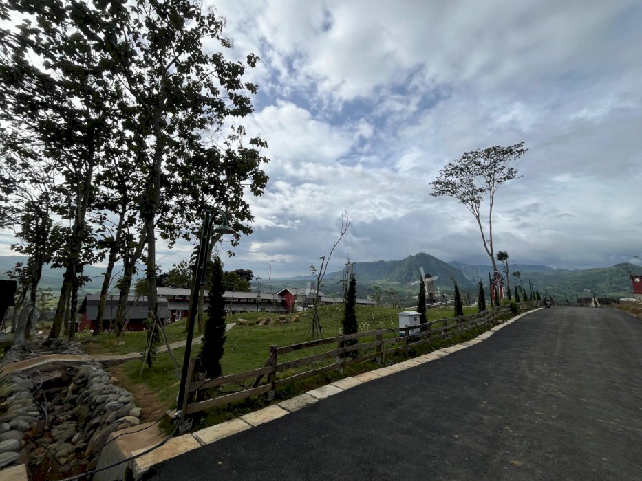Tanah masuk mobil view pegunungan di Bogor timur