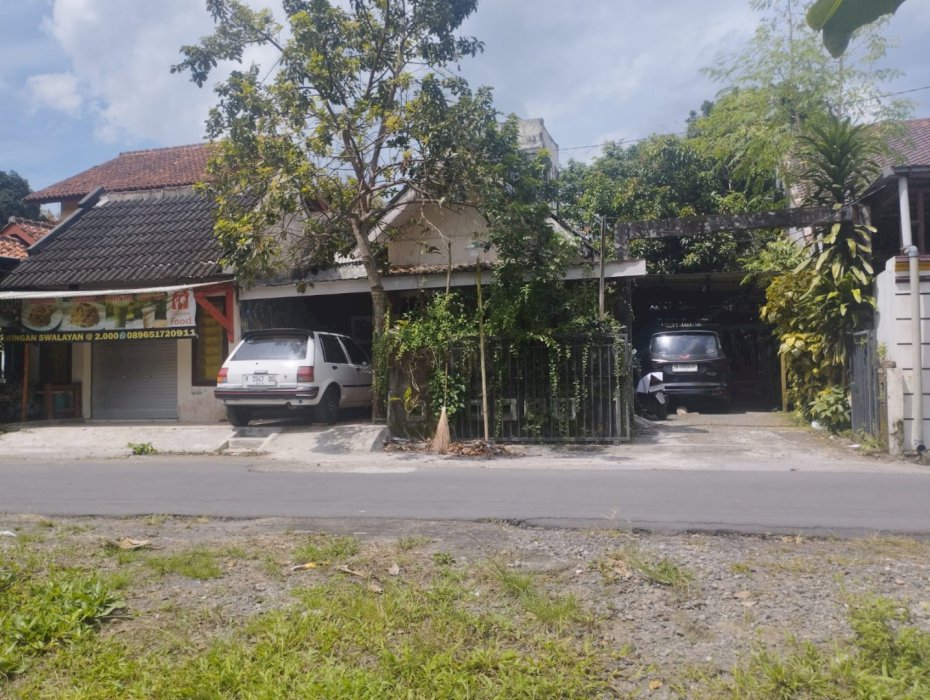 Di jual lahan luas dan  rumah  strategis di Margomulyo Seyegan Sleman