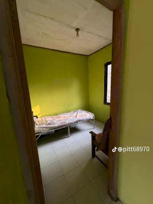 Jual rumah dengan  halaman belakang yg luas