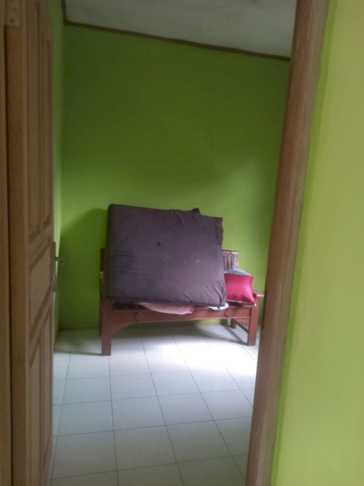 Jual rumah dengan  halaman belakang yg luas