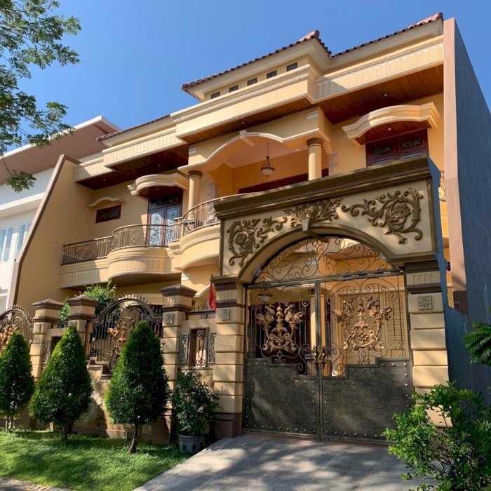 Rumah Mewah Semi Furnished Pakuwon City Surabaya Kondisi Terawat