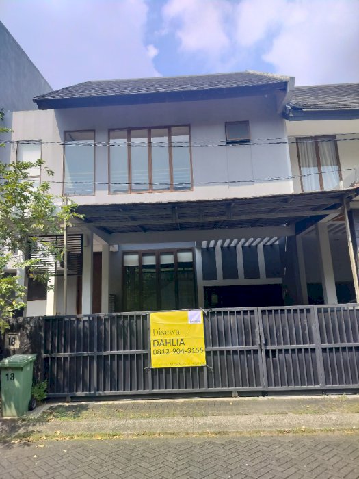 Rumah kluster 2 lantai lebar 8 meter dalam kompleks dekat jalur lrt