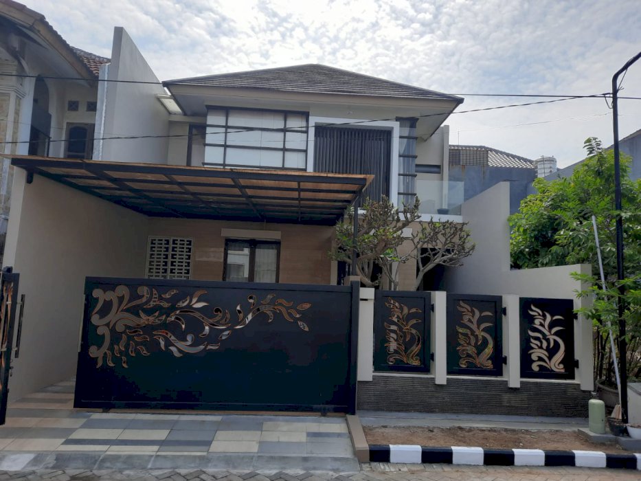 Di jual rumah 2 lantai lokasi strategis di Surabaya
