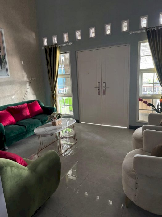 Rumah besar lahan luas pinggir jalan raya