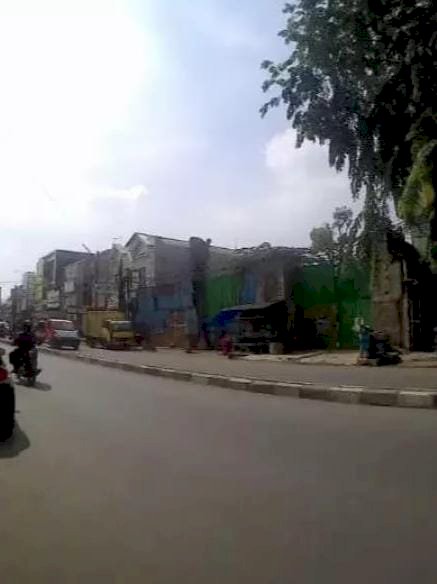 JALAN UTAMA, PINGGIR JALAN!!!