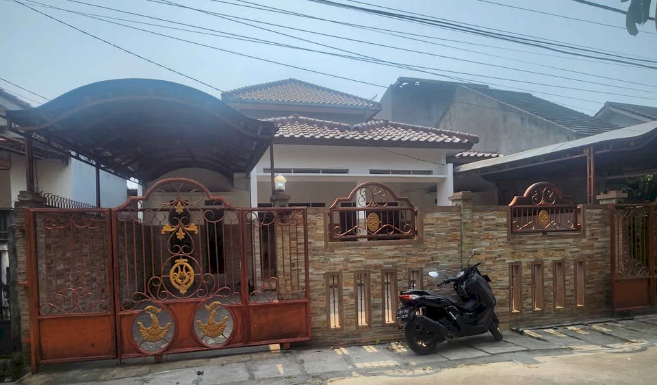 rumah mewah”. Harga Rp2,45 M dengan LT 273 m² dan LB 450 m²