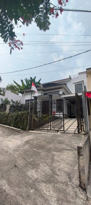 RUMAH ARTISTIC DI PADASUKA IDEAL RESIDENCE
