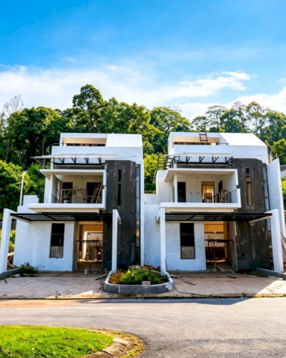 Dijual Rumah 2,5 Lantai Hadap Lapangan Golf Dekat K Square Mall