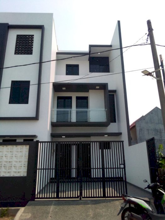 Dijual Rumah Baru di Taman Surya 5, Kalideres