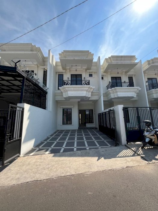 DIJUAL RUMAH 2 LANTAI LOKASI STRATEGIS DI TENGAH PUSAT KOTA DEPOK