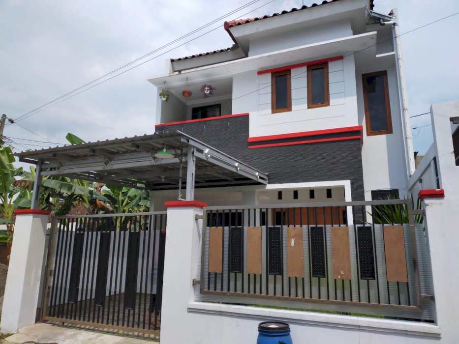 Di jual murah  rumah 2 lantai di Sleman Yogyakarta