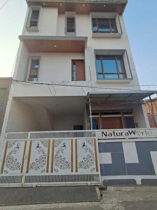 Di jual rumah 3 lantai strategis di Cibeber Cimahi